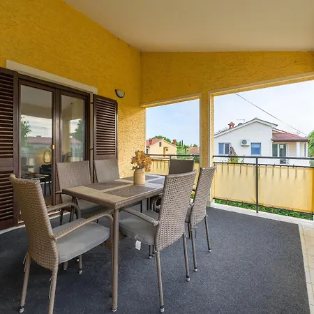 Апартаменты Graceful With Barbecue Area Пореч